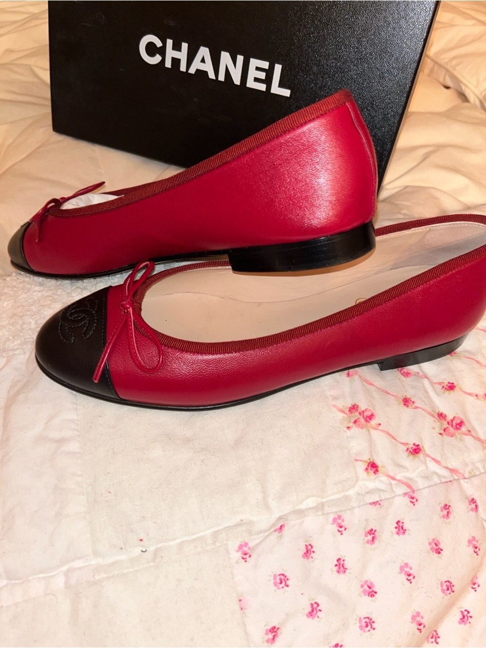 CHANEL 'Ballerines' Rouge et Noir Lambskin Flats - NEVER WORN - Size EU 38.5 - Picture 11 of 16